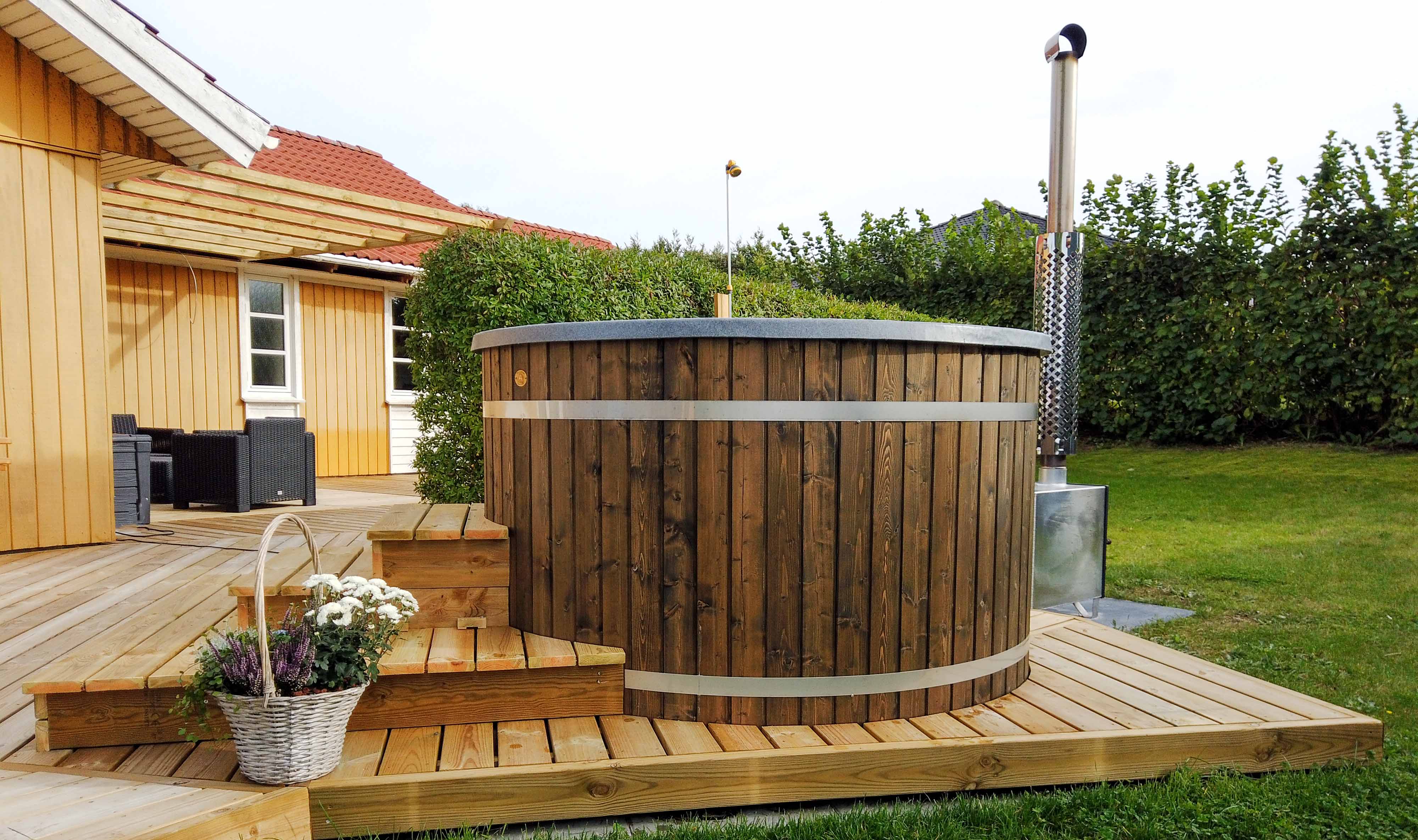 Vildmarksbad Med Ekstern Ovn Plastindsats - Sølund Huse Spahouse